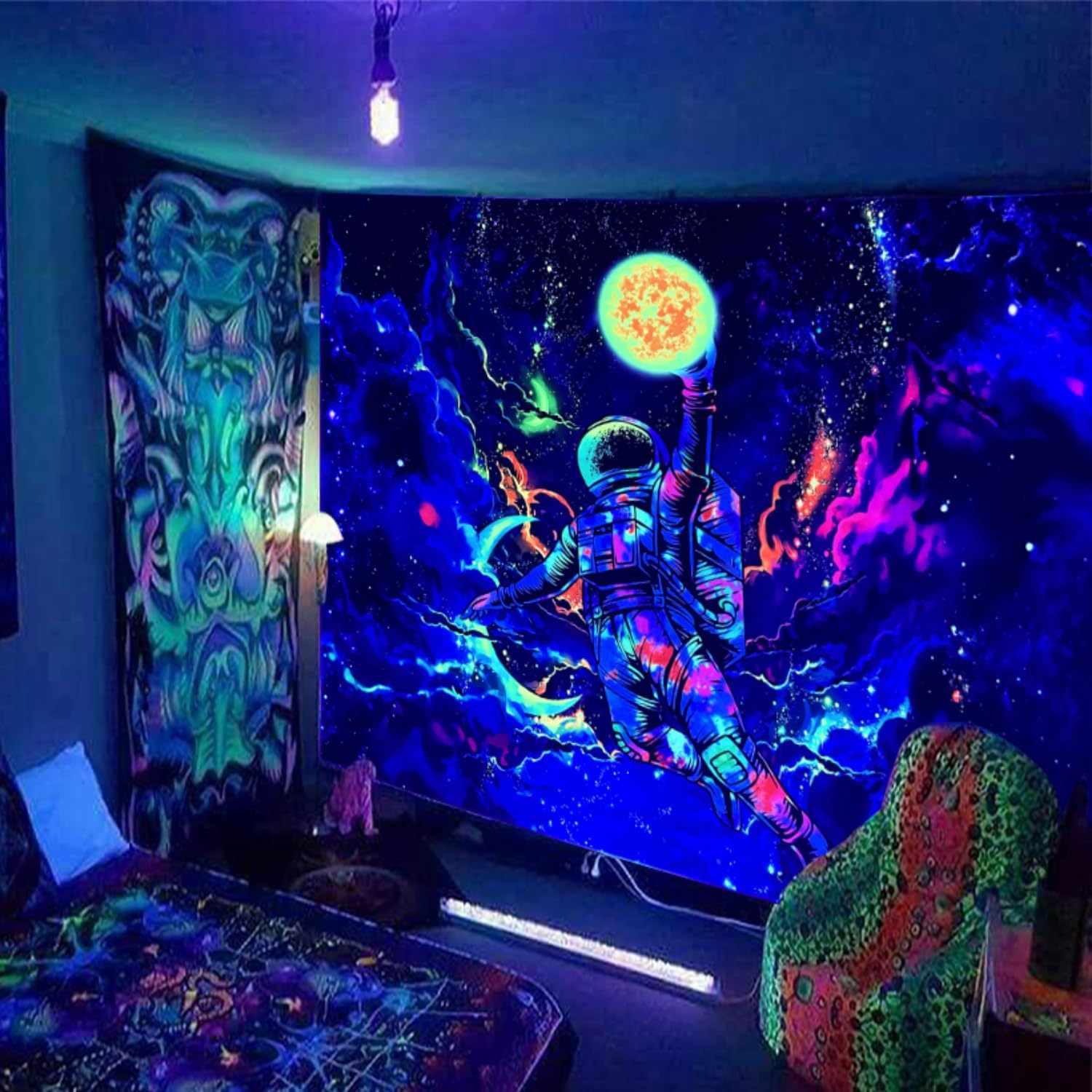 Astronaut Solar Dunk | Offizielles GlowTapestry UV-Kunstdekor 